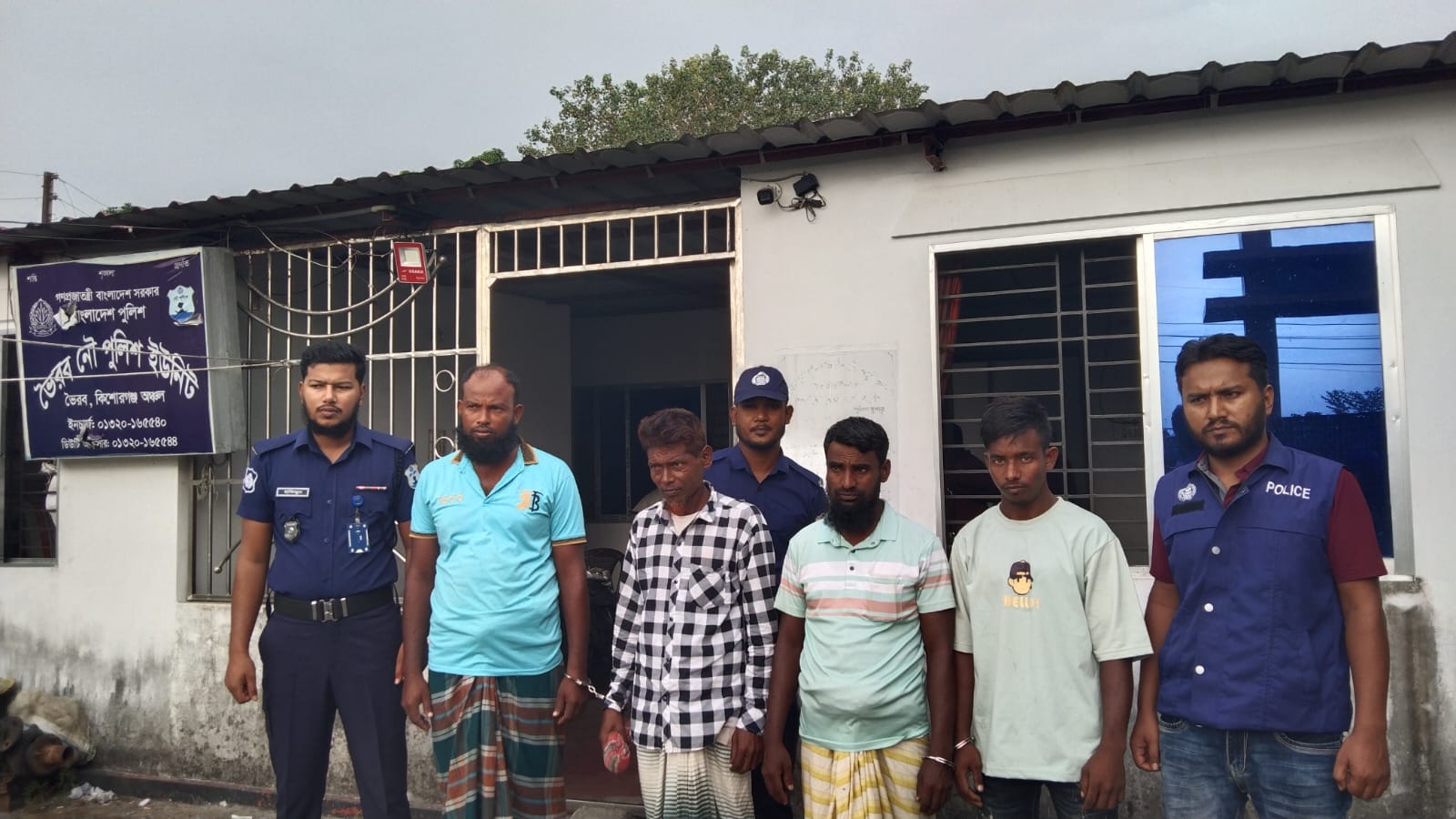 ভারতীয় অবৈধ ফুসকা ও ব্লেডসহ ৪ জন গ্রেফতার, পলাতক ২